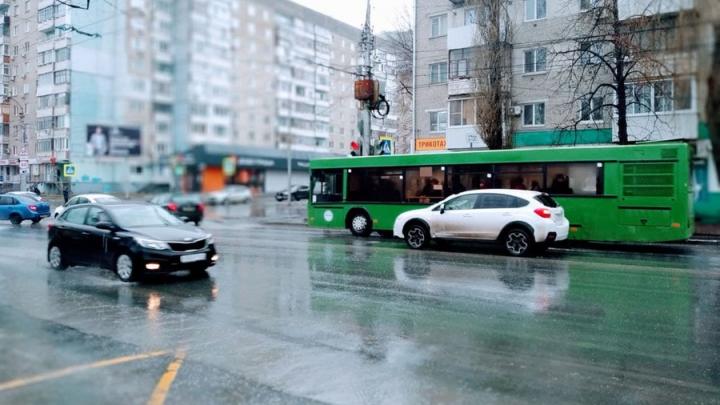Автобус № 6 смял иномарку у администрации Заводского района
