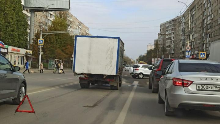 В Саратове хлебовоз и иномарка заблокировали проезд по Чернышевского