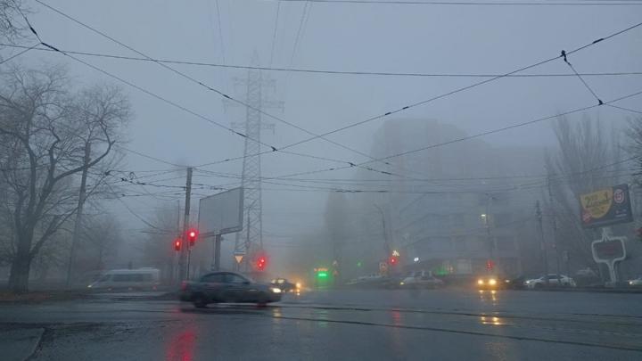 В Саратове плотный туман, дождь и сильный ветер