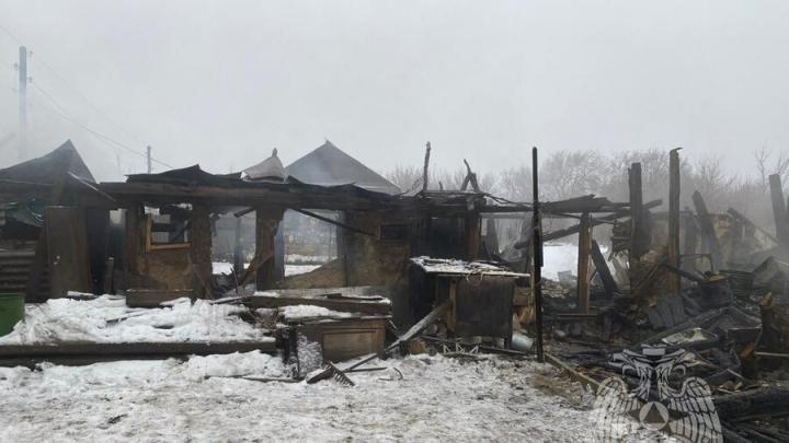 Ночью в саратовском селе сгорел дом с пристройкой и сарай