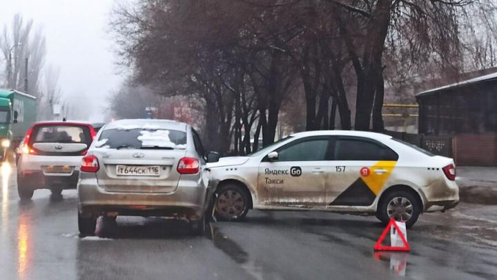 На Сокурском тракте в Саратове не разъехались такси и "Гранта"