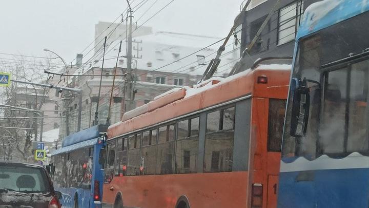 Из-за обледеневших проводов троллейбусы "Энгельс - Саратов" заменили автобусами