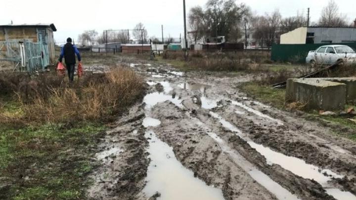 Жители поселка Карла Маркса жалуются на непролазную грязь