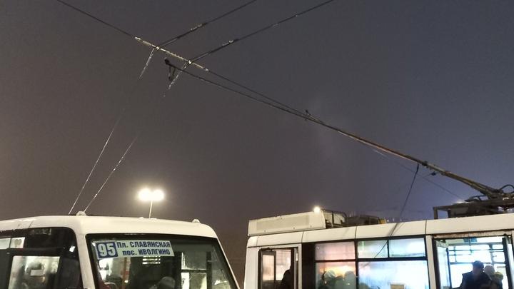 На Предмостовой площади произошло ЧП с троллейбусом