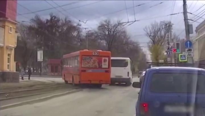 В Саратове водителя автобуса №53 оштрафовали за проезд на красный свет