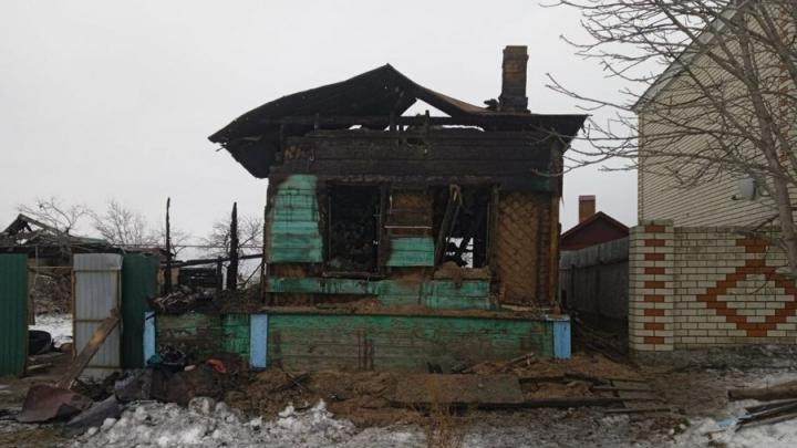 Ночью в Вольске четыре пожарных расчета тушили дом