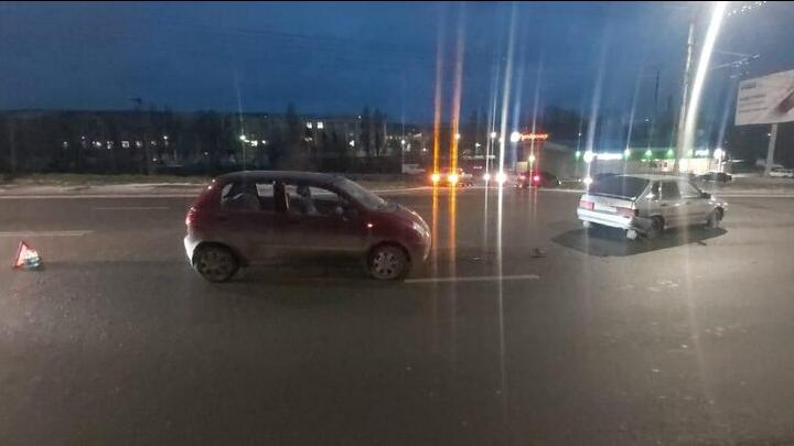 Matiz врезался в "14-ю" на Московском шоссе: пострадала девушка