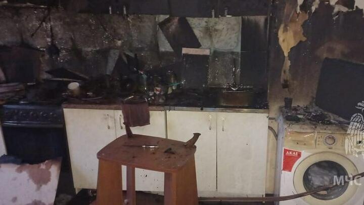 Двое детей и двое взрослых эвакуировали из-за пожара в многоэтажке в Энгельсе