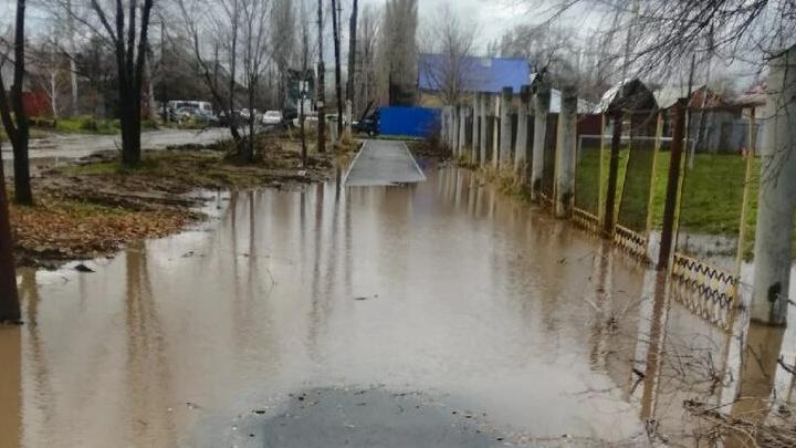 Жители Энгельса жалуются на "утонувший" тротуар возле школы