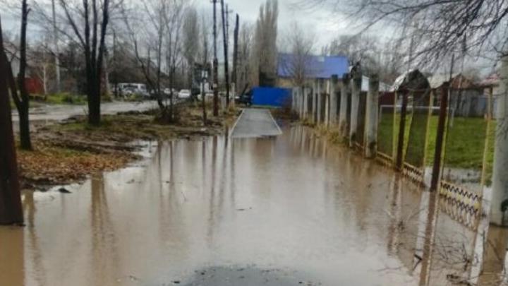 В Энгельсе начали ремонт "утонувшего" тротуара возле школы