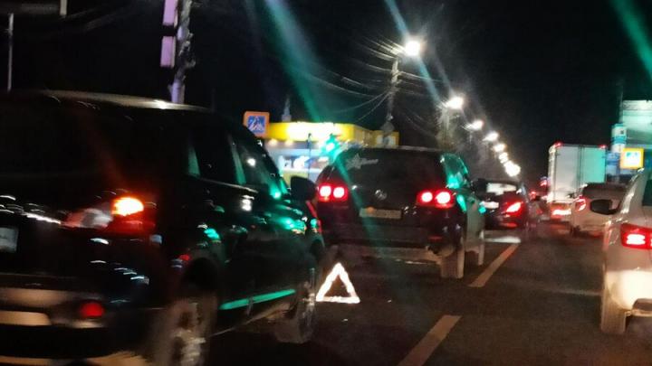 Тройная авария создала пробку за саратовским автовокзалом