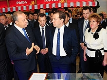 Дмитрий Медведев посетил стенд саратовского региона на всероссийской выставке