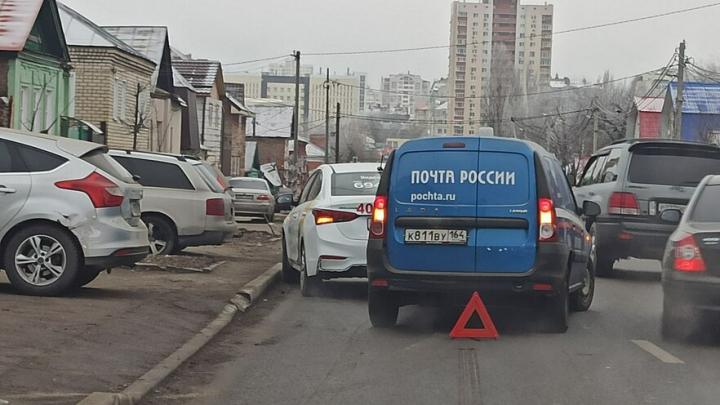 Автомобиль "Почты России" и такси создали пробку в центре Саратова