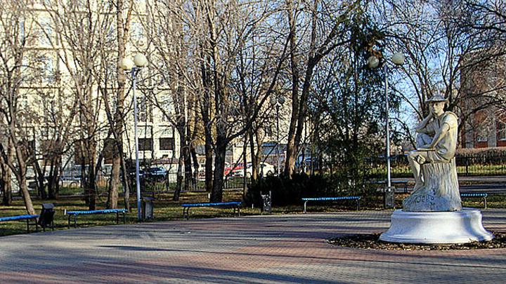 В Энгельсе разрушается памятник Льву Кассилю
