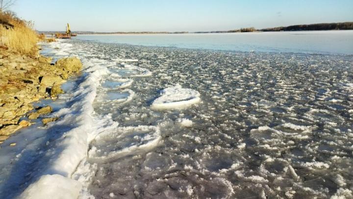 В Саратовской области на Волге встал лед