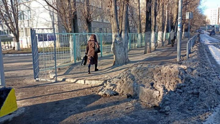 Жители Заводского раойна жалуются, что не могут подъехать к школе
