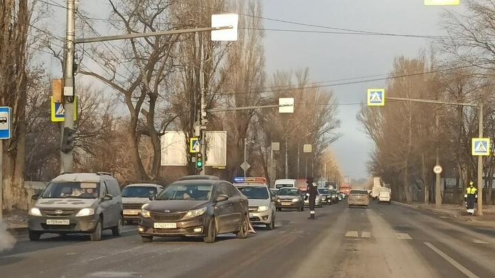 Kia застопорила движение транспорта на Шехурдина в Саратове
