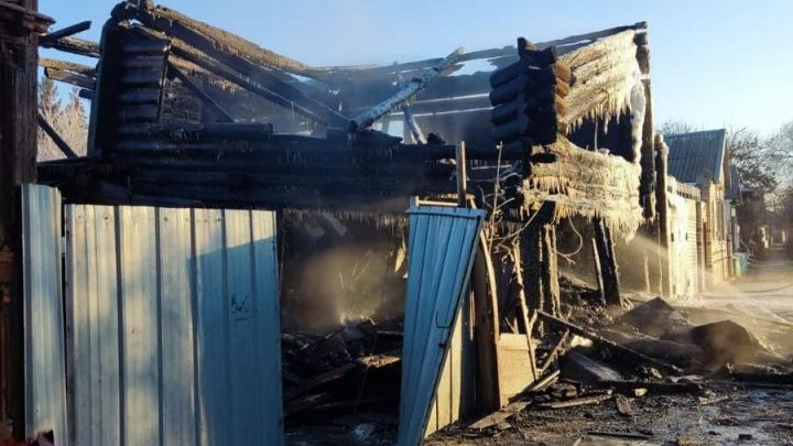 Ночью в Балакове сгорел двухэтажный дом