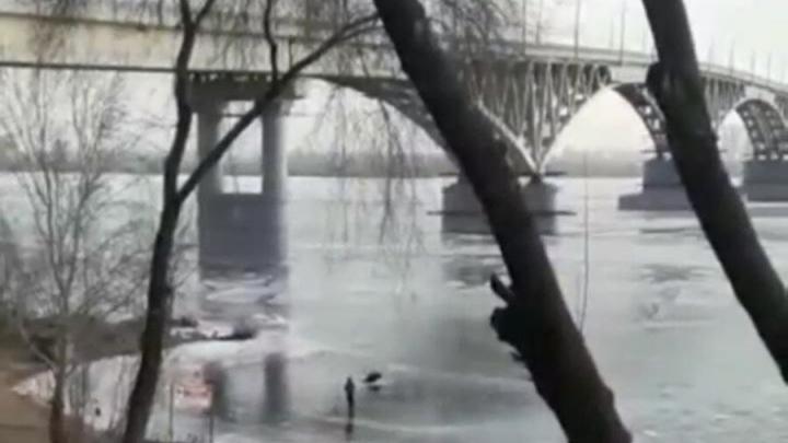 У саратовского моста дети играют на тонком льду | ВИДЕО
