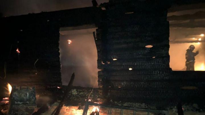 В Хвалынском районе сгорел деревянный дом