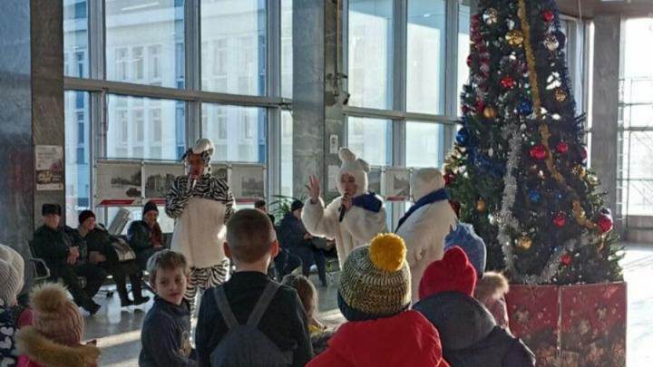 На саратовском железнодорожном вокзале детям показали новогоднее представление