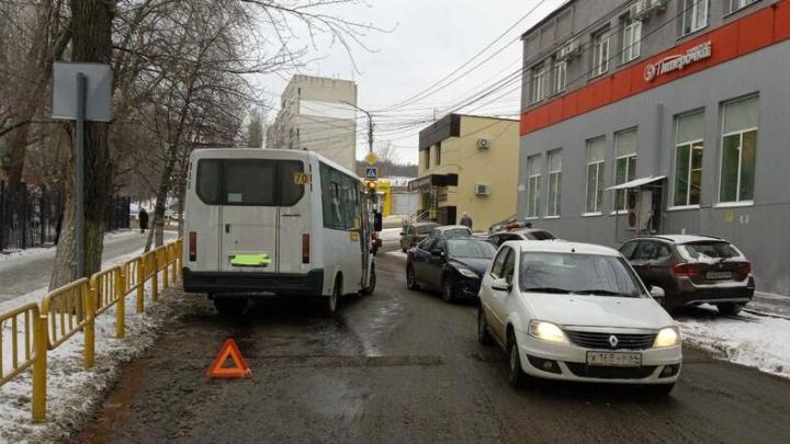 В квартале от администрации Ленинского района столкнулись две маршрутки