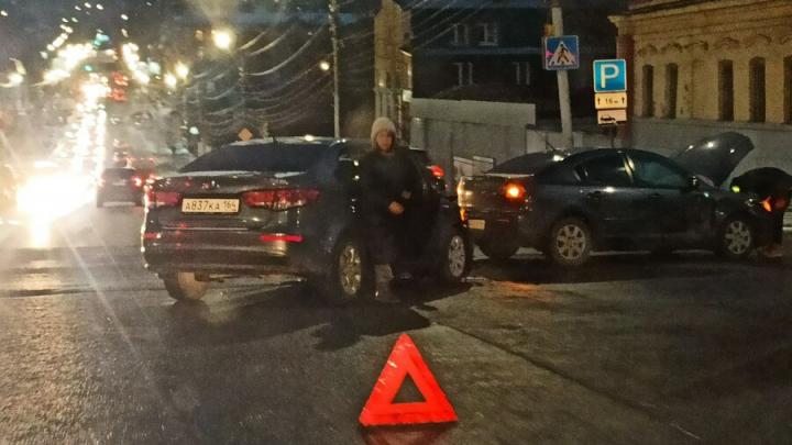 Две иномарки блокировали улицу Радищева в Саратове