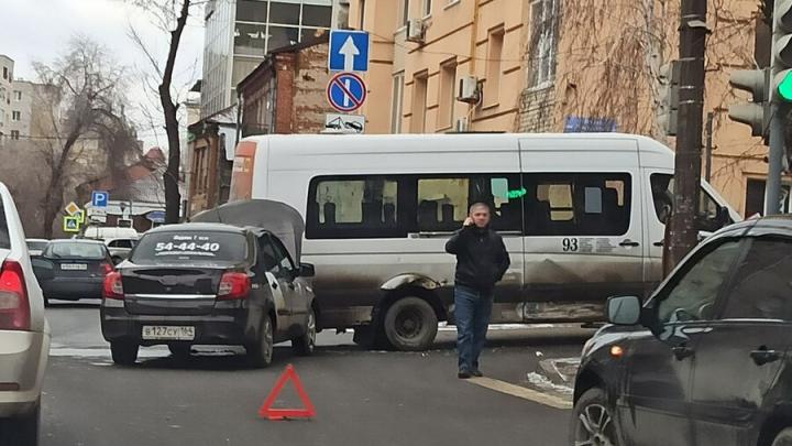 Маршрутка столкнулась с такси на Мичурина в Саратове