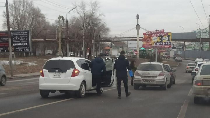 Два "Опеля" столкнулись у путепровода в Заводском районе Саратова