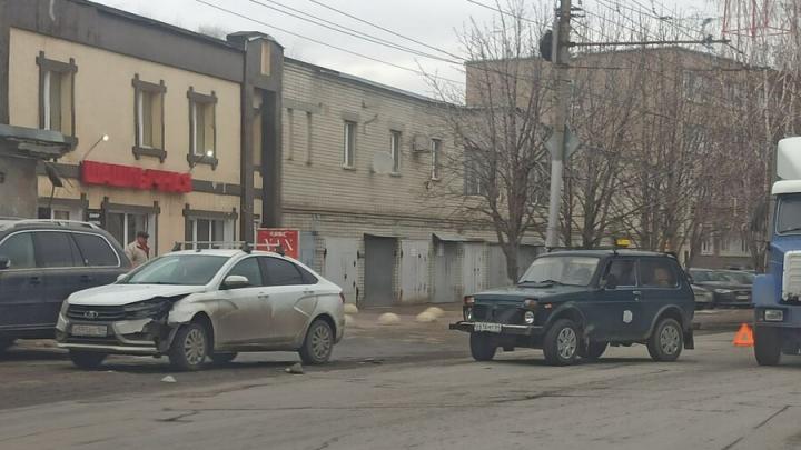 Две "Лады" разбились на Астраханской в Саратове