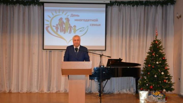 Дмитрий Плеханов поздравил с праздником многодетные семьи Энгельсского района