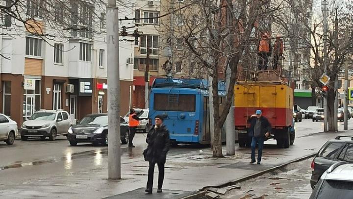 На Чернышевского в Саратове встали троллейбусы