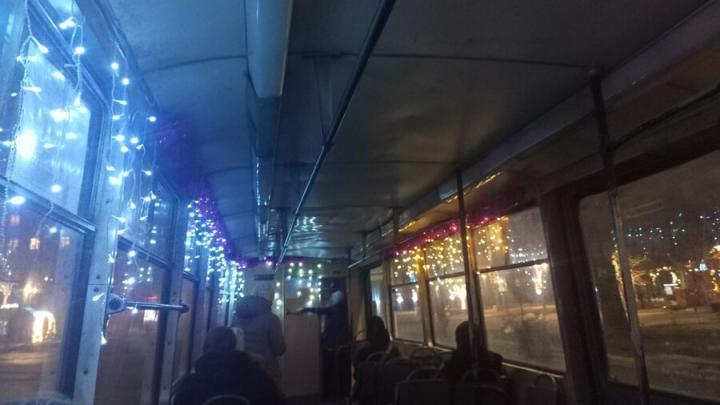 По Саратову ездят праздничные трамваи| ВИДЕО