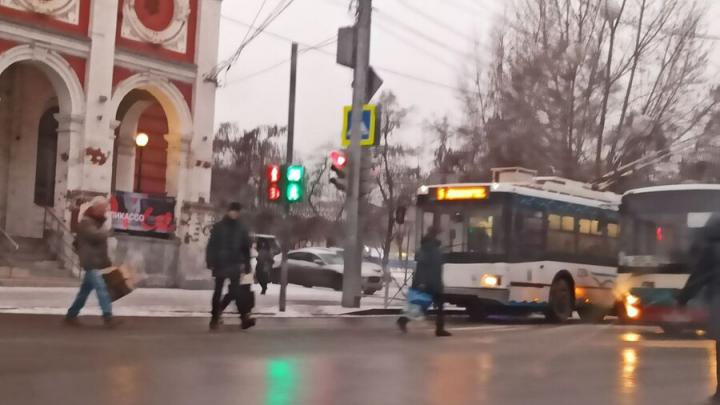 У Театральной площади в Саратове автобус № 246 попал в аварию