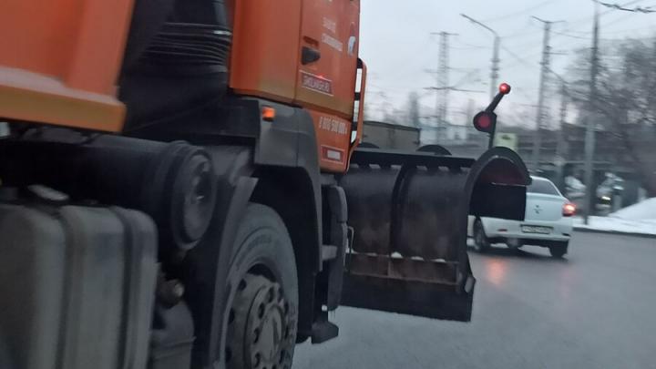 Снегоуборочный "КамАЗ" столкнулся с маршруткой на кольце ВСО в Саратове