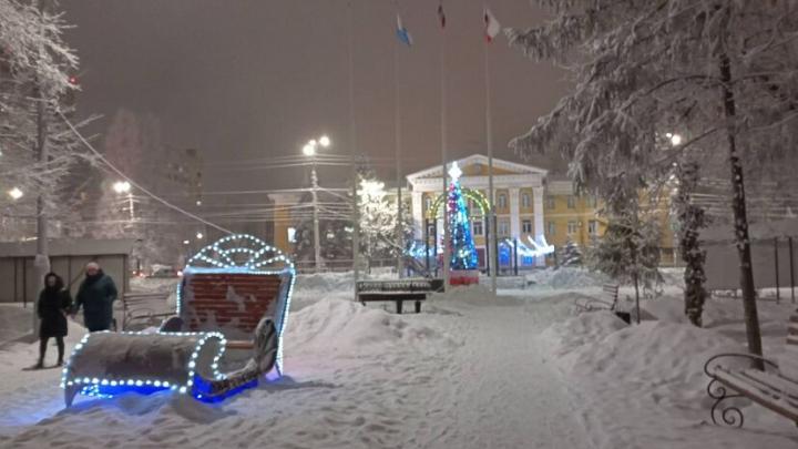 В сквере Заводского района Саратова вандалы испортили новогодние сани