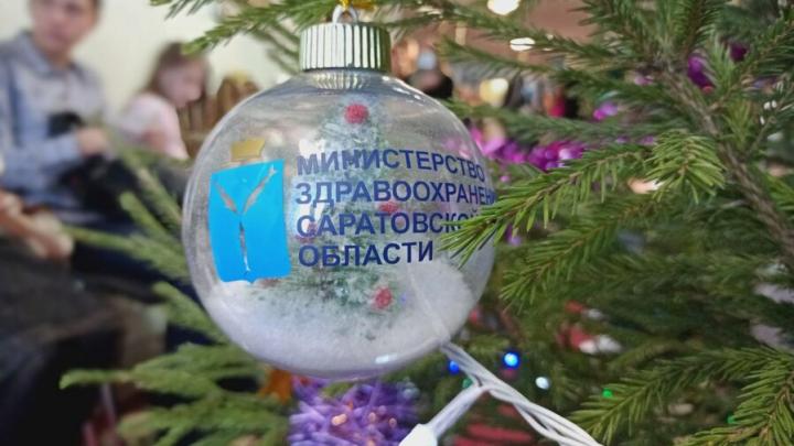 Дети погибших от ковида медиков загадали новогодние желания в саратовском минздраве