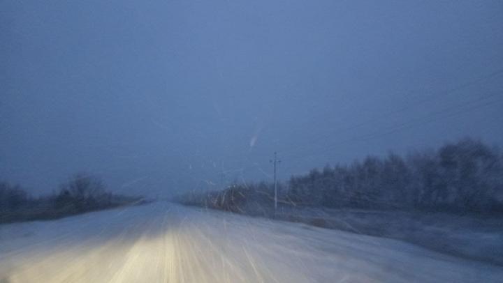 Саратовцев предупредили о тумане и снежных заносах на дорогах