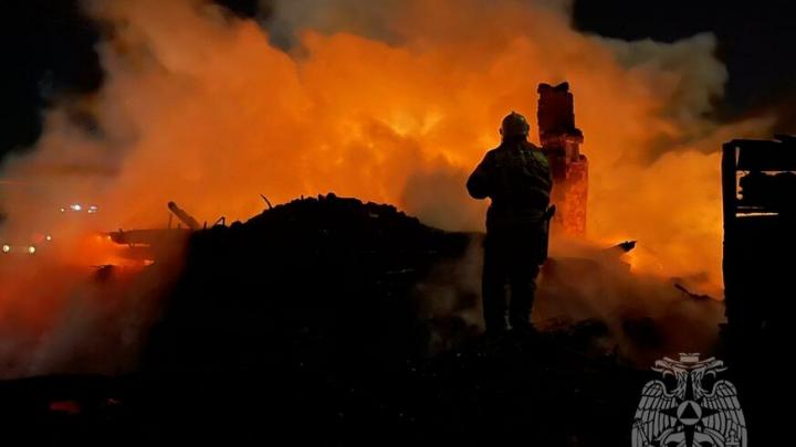 В ночном пожаре в Лысогорском районе погиб мужчина
