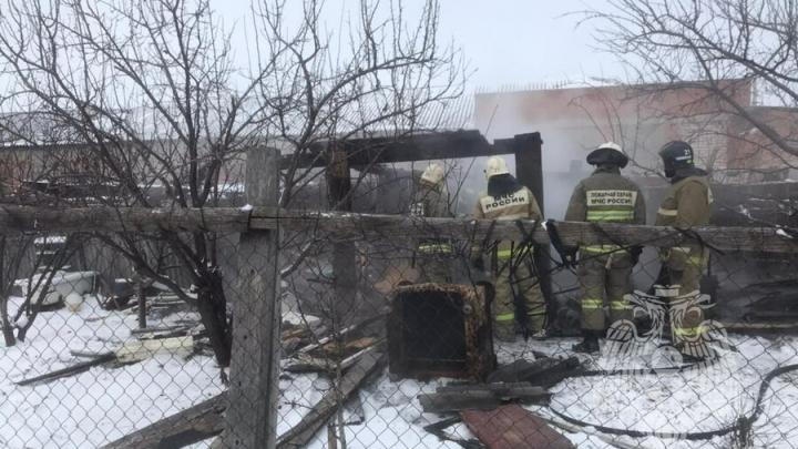 В Балакове соседи спасли из горящего сарая пьяного мужчину