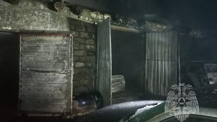 В Аркадаке сгорел гараж с тремя автомобилями