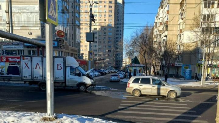 Хлебовоз влетел в "Калину" на пешеходном переходе на Тархова