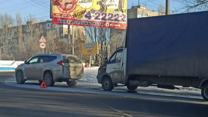 У Студгородка в Саратове столкнулись "ГАЗель" и иномарка