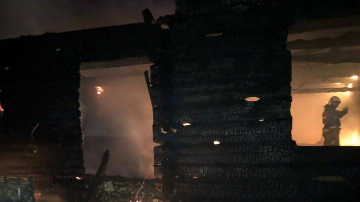 Ночью в Энгельсе пожарные тушили деревянный дом
