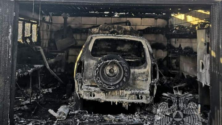 На саратовских дачах сгорел гараж с машиной