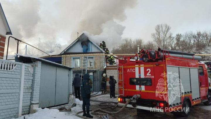 В Саратове на Рабочей горят чердаки двух домов и гараж