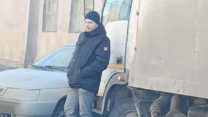 В Саратове на Белоглинской столкнулись грузовик и легковушка
