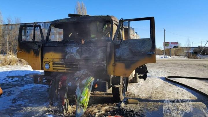 В Пугачеве сгорела кабина "КамАЗа": водителя госпитализировали с ожогами