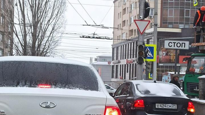 Саратовцев предупреждают о неисправном светофоре на Чернышевского