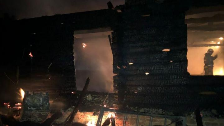 На Астраханской в Саратове ночью горел расселенный дом